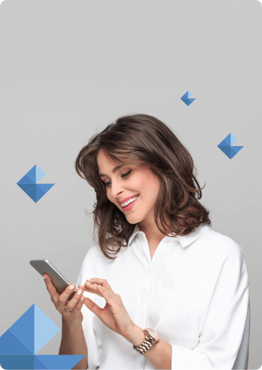 imagem mulher mexendo no celular